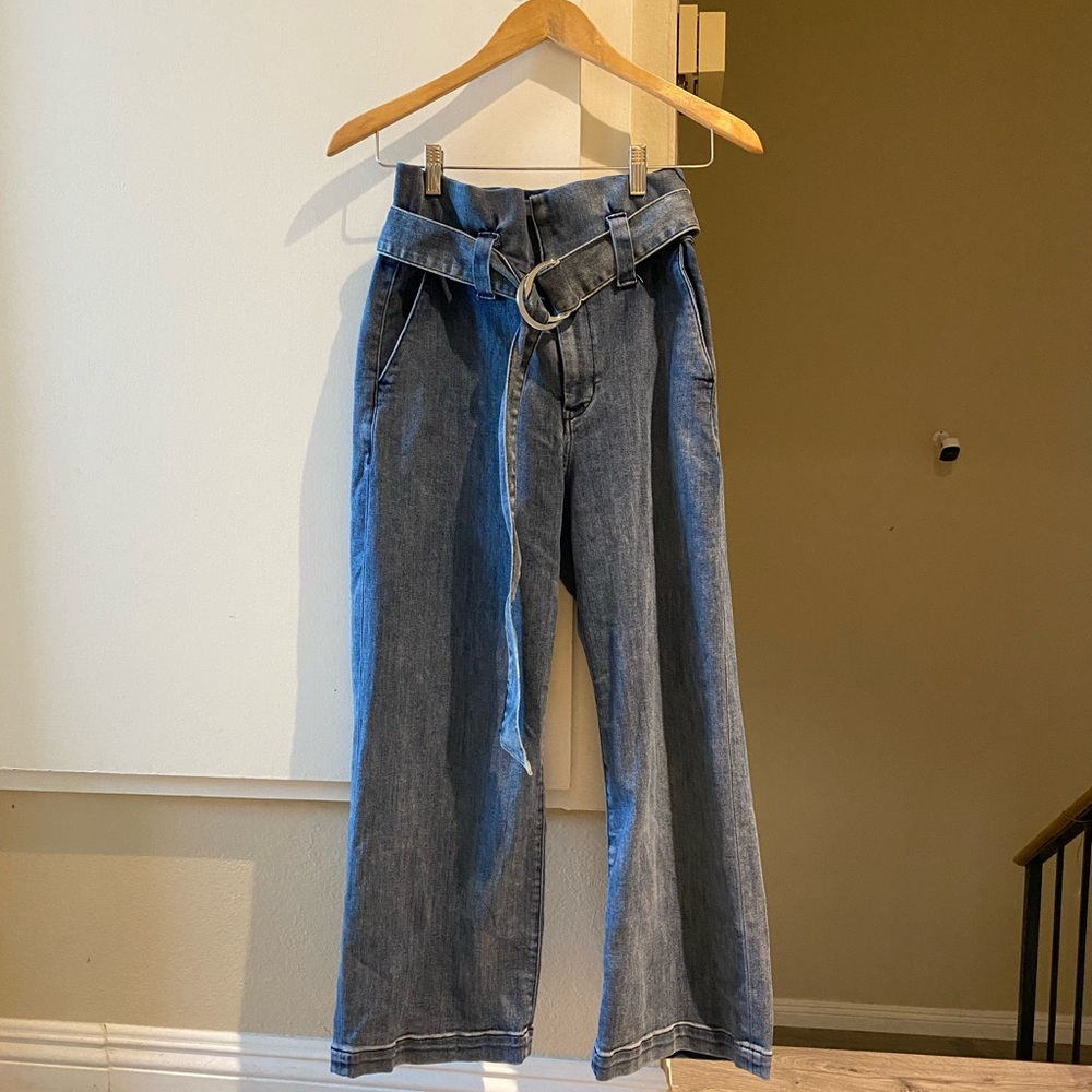 Express Women's High-Waisted stretchy Belted wide leg Jeans size 2